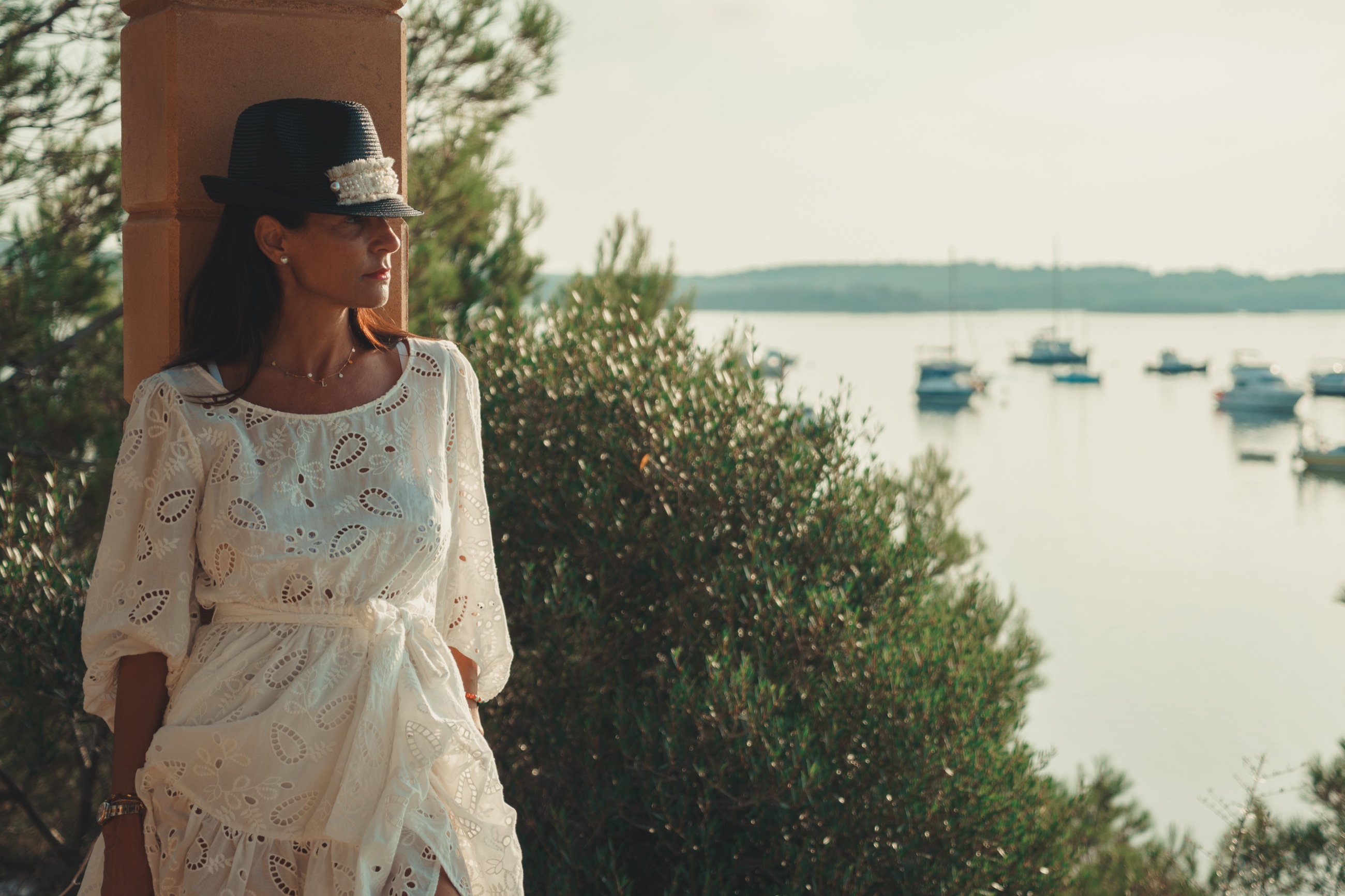 Luciana Pons Pons junto al mar en Menorca